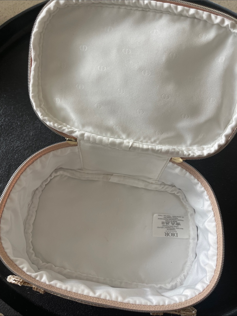 DIOR Holiday 2025 cosmetic bag - Picture 4 of 5